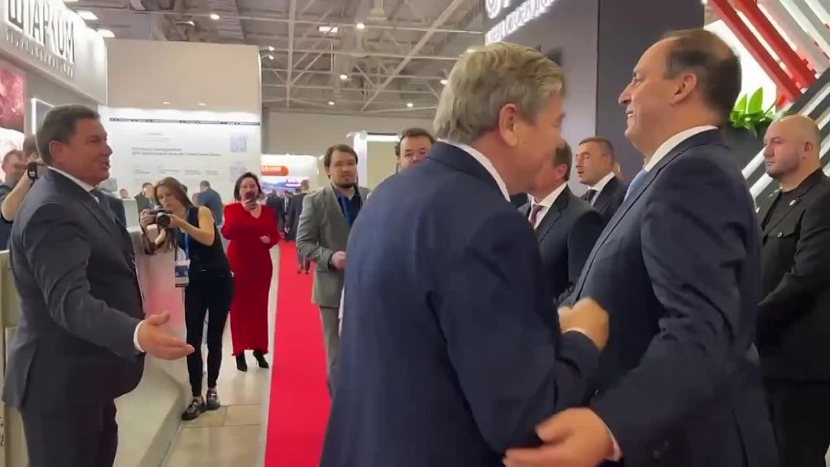 Небольшое уютное видео с сегодняшнего обхода Выставки