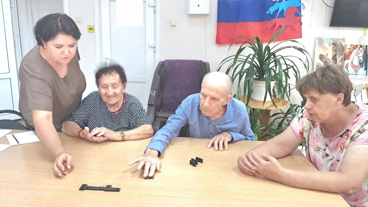 Домино — игра поколений!. В социально-оздоровительном отделении Арзгирского КЦСОН царит особая атмосфера: «серебряное поколение» с задором и добрыми комментариями ведёт живую и яркую игру в домино