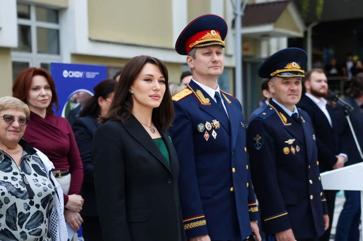 Заместитель начальника краевого Главка Владимир Кравченко принял участие в торжественной церемонии вручения офицерских погон выпускникам Военного учебного центра СКФУ Заместитель начальника краевого Главка Владимир Кравченко принял участие в торжественной церемонии вручения офицерских погон выпускникам Военного учебного центра СКФУ