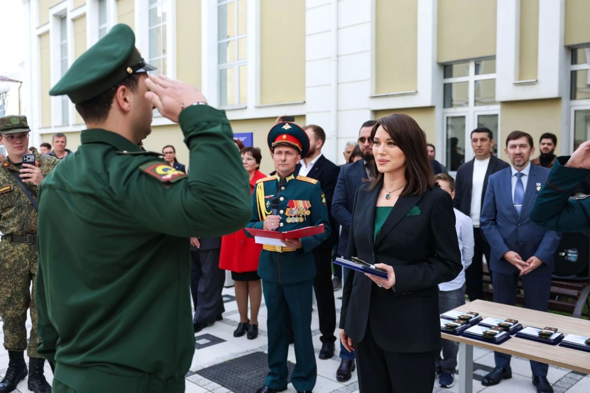 В Северо-Кавказском федеральном университете состоялась торжественная церемония вручения офицерских погон 42 выпускникам Военного учебного центра, которым приказами Министра обороны Российской Федерации присвоено первое... В Северо-Кавказском федеральном университете состоялась торжественная церемония вручения офицерских погон 42 выпускникам Военного учебного центра, которым приказами Министра обороны Российской Федерации присвоено первое...