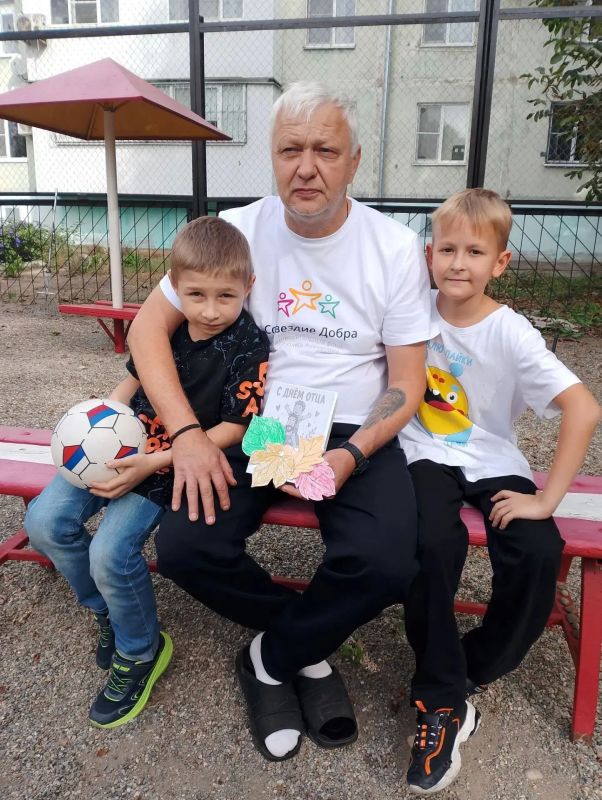 Спасибо за мужское плечо! В третье воскресенье октября в России традиционно отмечается День отца Спасибо за мужское плечо! В третье воскресенье октября в России традиционно отмечается День отца