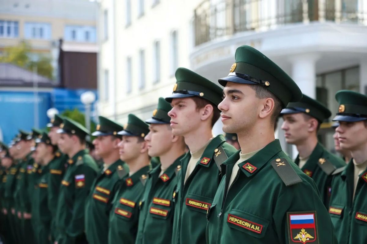 Заместитель начальника краевого Главка Владимир Кравченко принял участие в торжественной церемонии вручения офицерских погон выпускникам Военного учебного центра СКФУ Заместитель начальника краевого Главка Владимир Кравченко принял участие в торжественной церемонии вручения офицерских погон выпускникам Военного учебного центра СКФУ