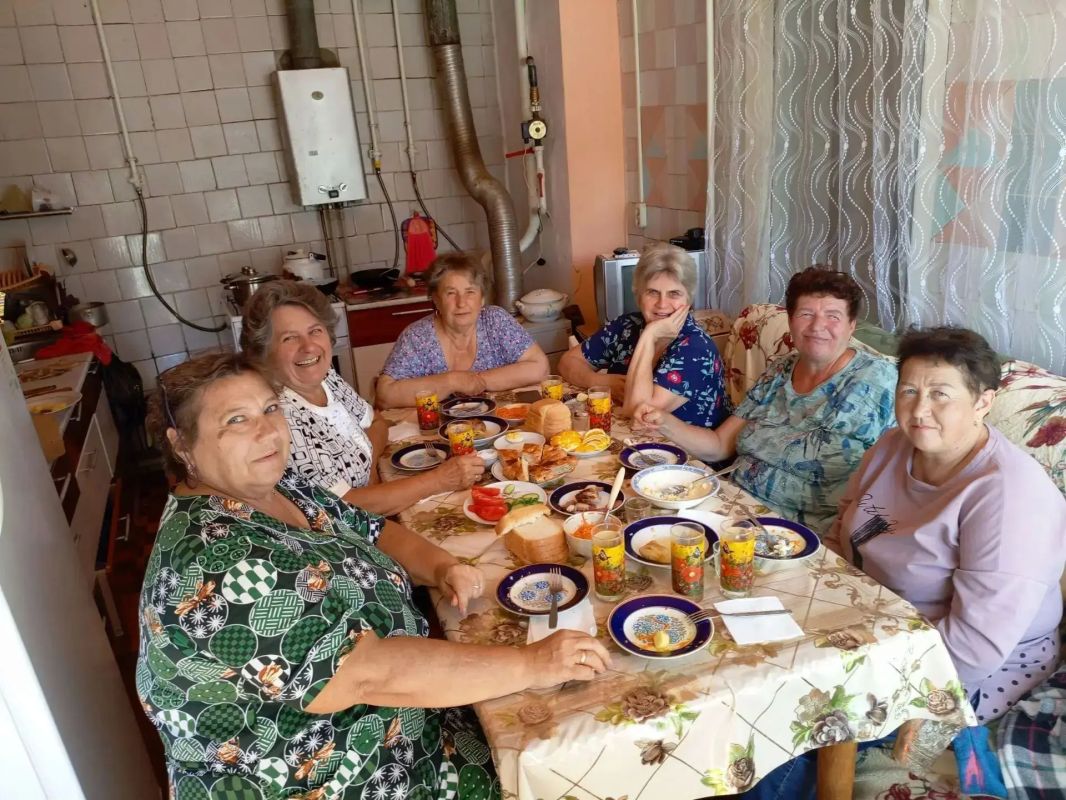 «Дружные соседи»: тепло общения рядом с домом «Дружные соседи»: тепло общения рядом с домом