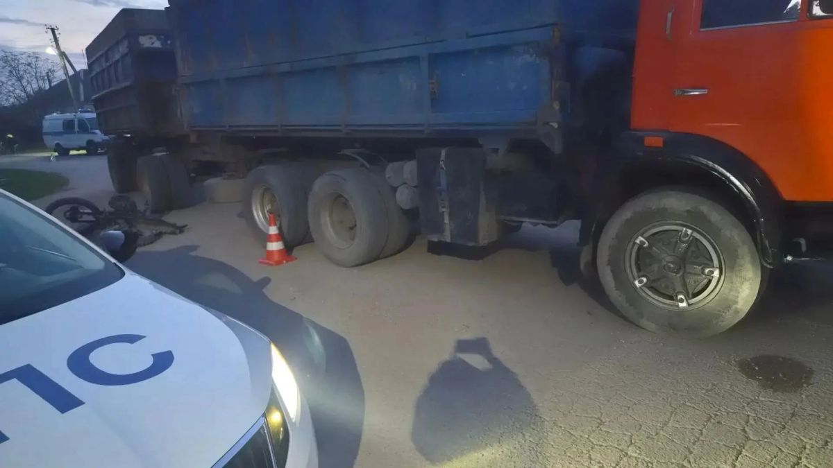 Продолжим тему юных питбайкеров сразу двумя случаями из Ставропольского края: в одном из них подросток погиб, врезавшись в грузовик, во втором – сбил женщину-пешехода Продолжим тему юных питбайкеров сразу двумя случаями из Ставропольского края: в одном из них подросток погиб, врезавшись в грузовик, во втором – сбил женщину-пешехода