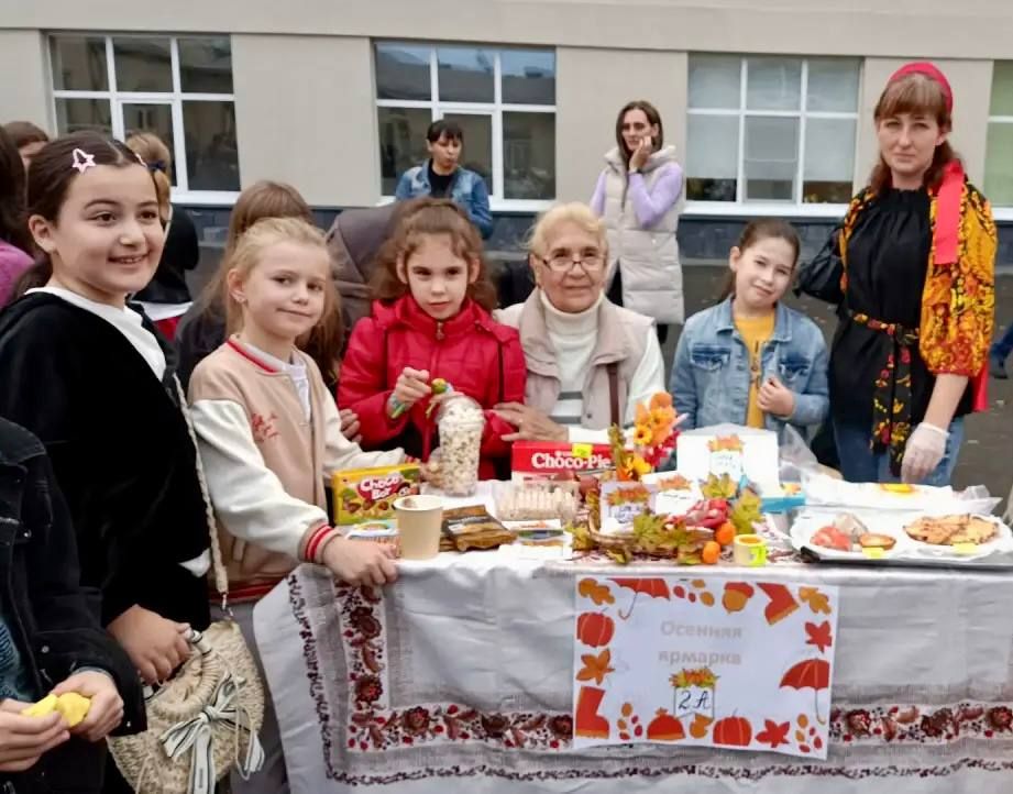 Сегодня в 15 школе прошла благотворительная ярмарка, посвящённая Году единства народов России! Сегодня в 15 школе прошла благотворительная ярмарка, посвящённая Году единства народов России!