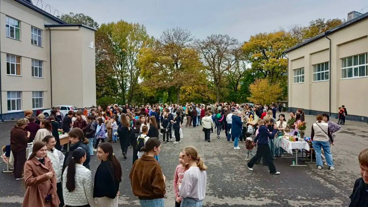 Сегодня в 15 школе прошла благотворительная ярмарка, посвящённая Году единства народов России! Сегодня в 15 школе прошла благотворительная ярмарка, посвящённая Году единства народов России!