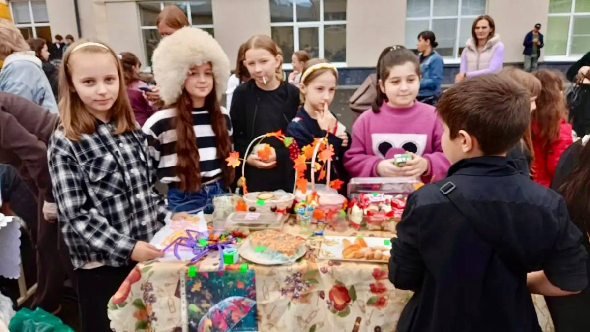 Сегодня в 15 школе прошла благотворительная ярмарка, посвящённая Году единства народов России! Сегодня в 15 школе прошла благотворительная ярмарка, посвящённая Году единства народов России!