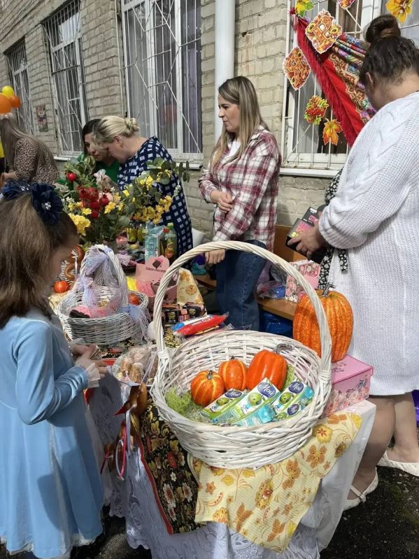 Сегодня в 15 школе прошла благотворительная ярмарка, посвящённая Году единства народов России! Сегодня в 15 школе прошла благотворительная ярмарка, посвящённая Году единства народов России!