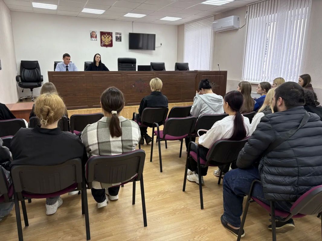 В Ставрополе полицейские провели экскурсию для студентов-юристов Ставропольского многопрофильного колледжа В Ставрополе полицейские провели экскурсию для студентов-юристов Ставропольского многопрофильного колледжа
