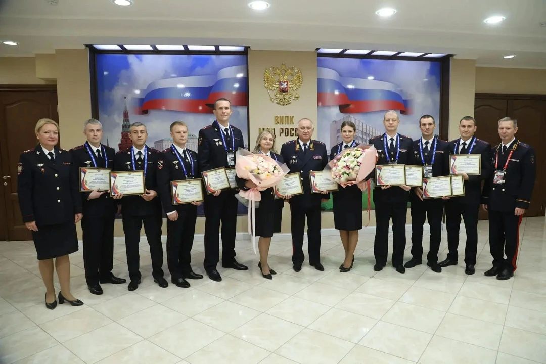 Александр Кравченко поздравил призеров и победителей Всероссийского конкурса профмастерства среди сотрудников штабов территориальных органов МВД России Александр Кравченко поздравил призеров и победителей Всероссийского конкурса профмастерства среди сотрудников штабов территориальных органов МВД России
