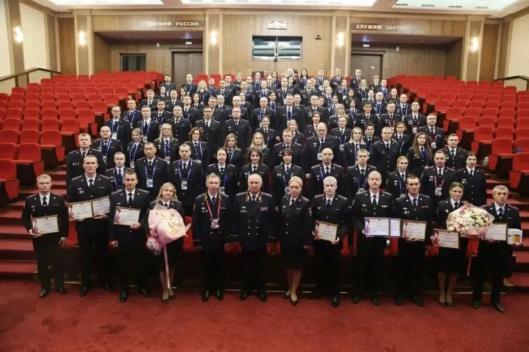 Александр Кравченко поздравил призеров и победителей Всероссийского конкурса профмастерства среди сотрудников штабов территориальных органов МВД России Александр Кравченко поздравил призеров и победителей Всероссийского конкурса профмастерства среди сотрудников штабов территориальных органов МВД России