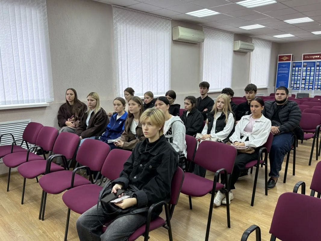 В Ставрополе полицейские провели экскурсию для студентов-юристов Ставропольского многопрофильного колледжа В Ставрополе полицейские провели экскурсию для студентов-юристов Ставропольского многопрофильного колледжа