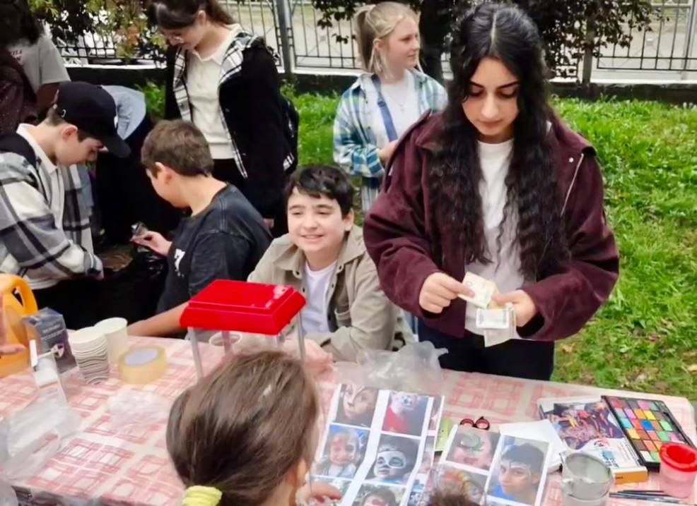 Осенняя ярмарка добра: 12 школа поддерживает наших! Осенняя ярмарка добра: 12 школа поддерживает наших!