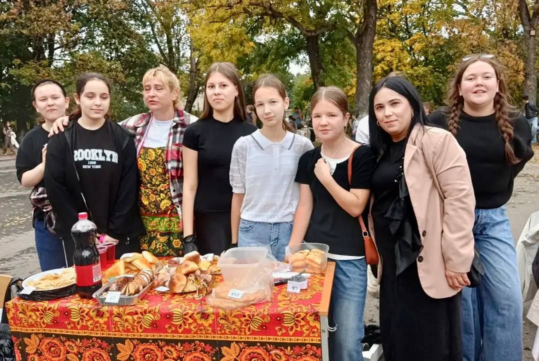 Сегодня в 15 школе прошла благотворительная ярмарка, посвящённая Году единства народов России! Сегодня в 15 школе прошла благотворительная ярмарка, посвящённая Году единства народов России!