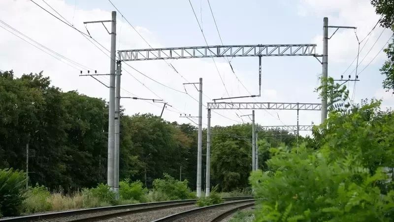 Поезд из Назрани в Москву столкнулся с легковушкой в Кочубеевском