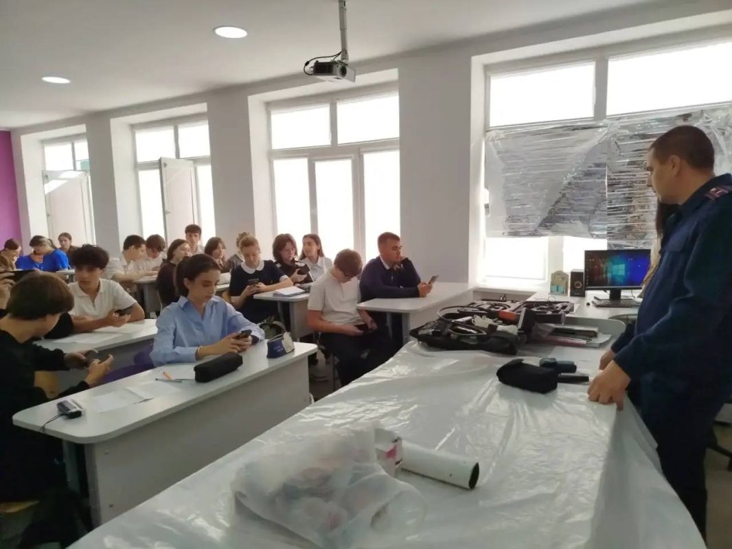 В Изобильном следователи СКР познакомили ребят с тонкостями профессии следователя-криминалиста В Изобильном следователи СКР познакомили ребят с тонкостями профессии следователя-криминалиста