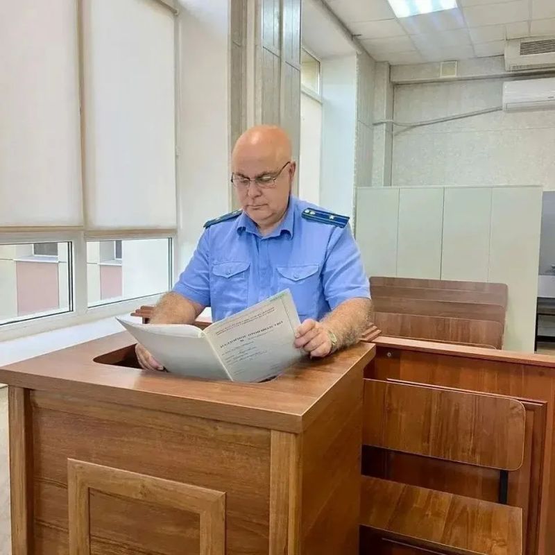 Прокуратура поддерживает государственное обвинение в отношении женщины, угрожавшей детям ножом