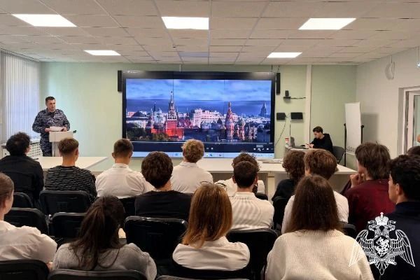 В преддверии Дня вневедомственной охраны росгвардейцы Ставрополья провели цикл уроков Мужества для школьников