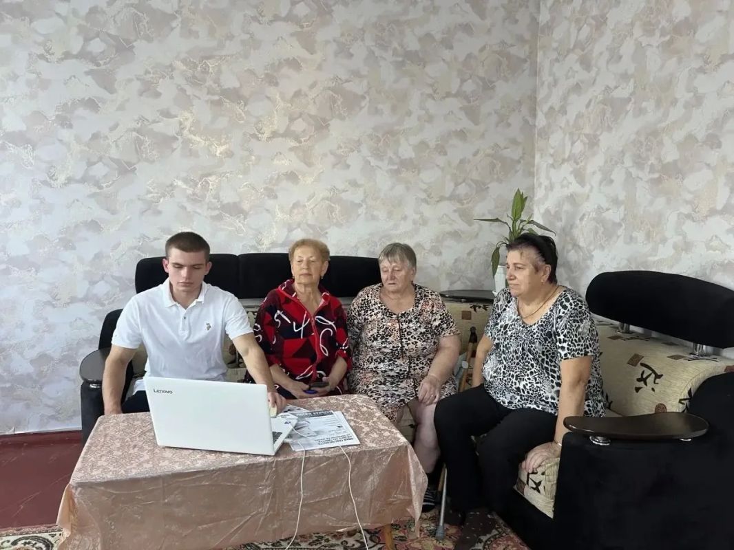 Урок цифровой грамотности на дому в Кочубеевском КЦСОН