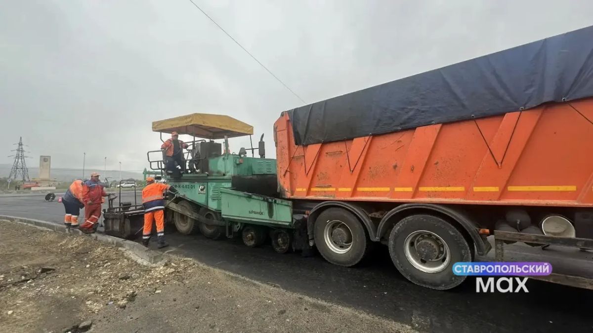 В Светлограде завершают капитальный ремонт трёх километров дороги В Светлограде завершают капитальный ремонт трёх километров дороги