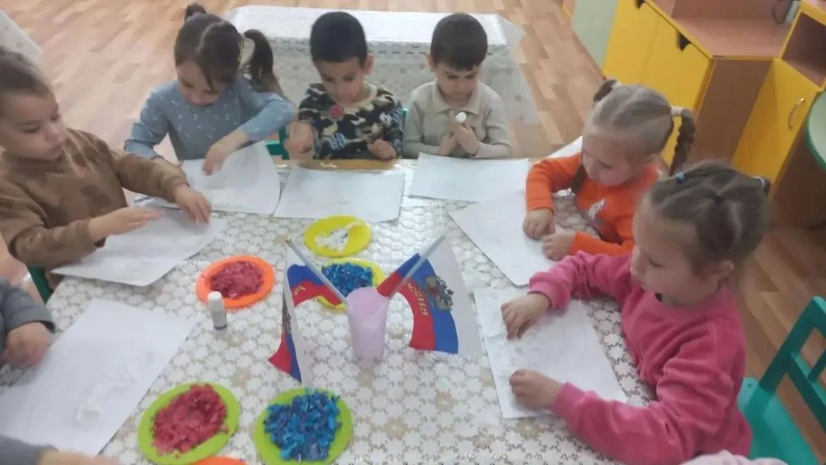 «Раскрасим просторы России»: творчество в группе «Ягодка» «Раскрасим просторы России»: творчество в группе «Ягодка»
