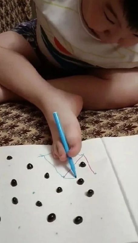Танцует лезгинку, играет на барабанах, пишет мизинцем правой ноги: родившийся без рук мальчик ведет блог и снялся в кино на Ставрополье Танцует лезгинку, играет на барабанах, пишет мизинцем правой ноги: родившийся без рук мальчик ведет блог и снялся в кино на Ставрополье