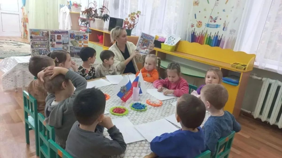 «Раскрасим просторы России»: творчество в группе «Ягодка» «Раскрасим просторы России»: творчество в группе «Ягодка»