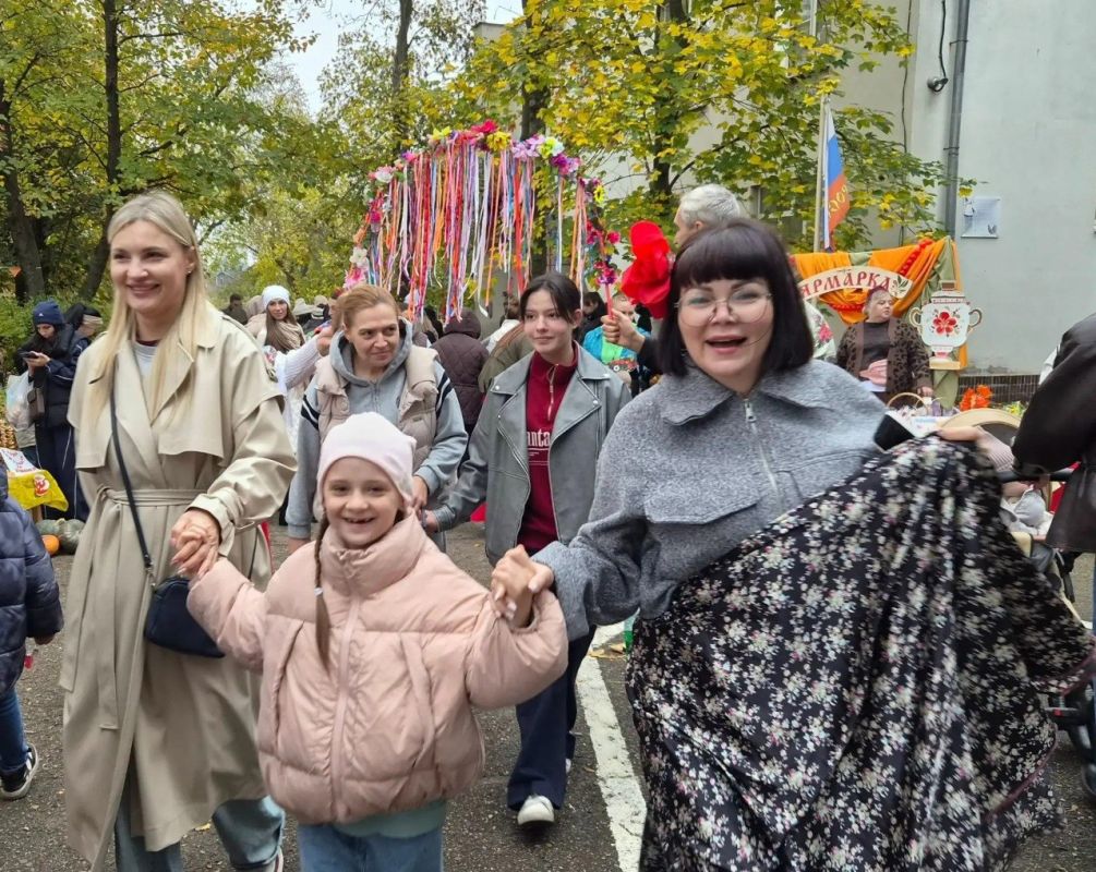 Алиса. В преддверии Дня народного единства в ессентукском детском саду № 28 «Колосок» прошла благотворительная ярмарка «Россия - это мы» Алиса. В преддверии Дня народного единства в ессентукском детском саду № 28 «Колосок» прошла благотворительная ярмарка «Россия - это мы»