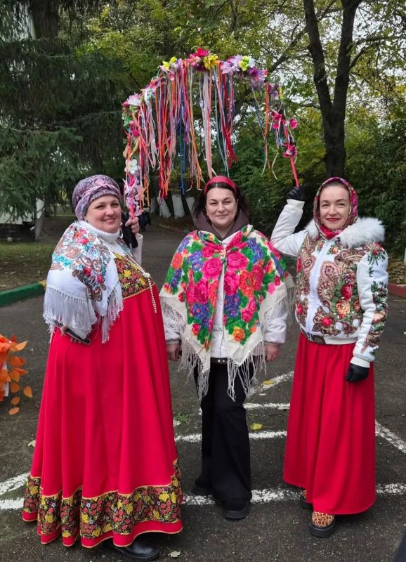 Алиса. В преддверии Дня народного единства в ессентукском детском саду № 28 «Колосок» прошла благотворительная ярмарка «Россия - это мы» Алиса. В преддверии Дня народного единства в ессентукском детском саду № 28 «Колосок» прошла благотворительная ярмарка «Россия - это мы»