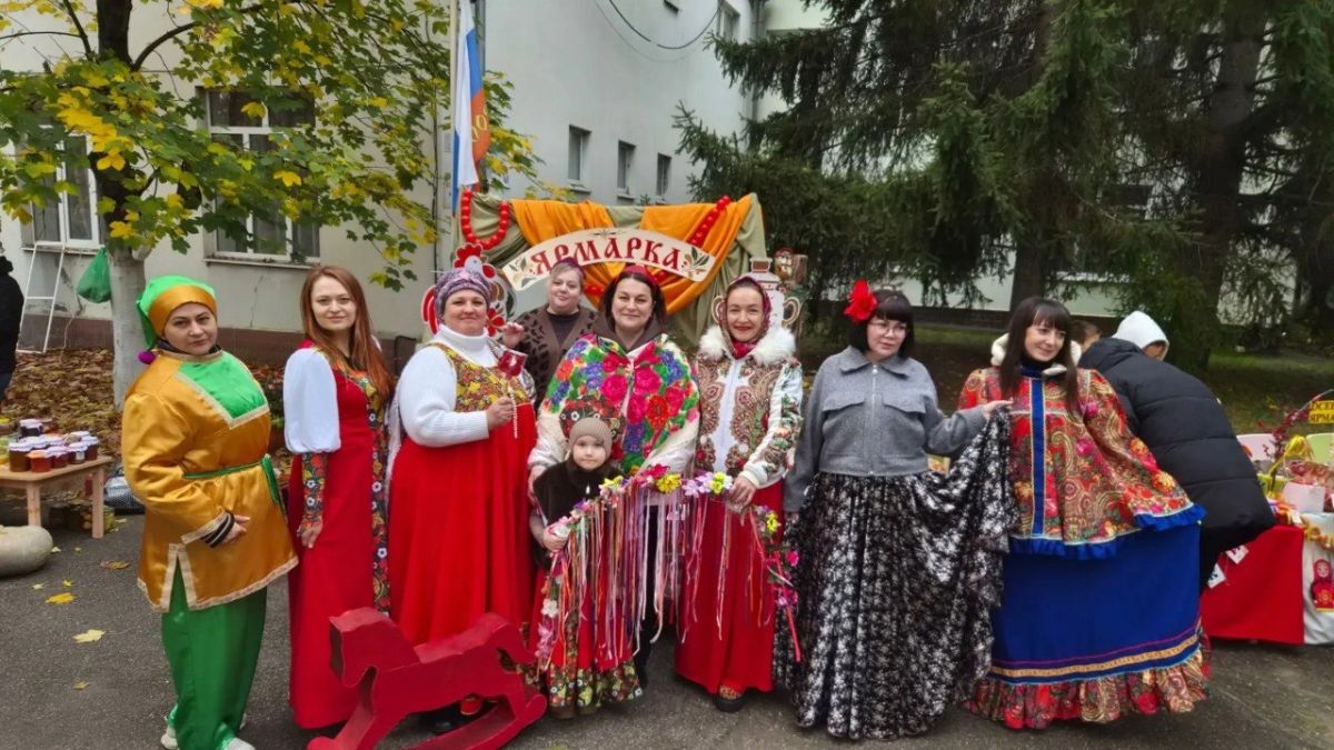 Алиса. В преддверии Дня народного единства в ессентукском детском саду № 28 «Колосок» прошла благотворительная ярмарка «Россия - это мы» Алиса. В преддверии Дня народного единства в ессентукском детском саду № 28 «Колосок» прошла благотворительная ярмарка «Россия - это мы»