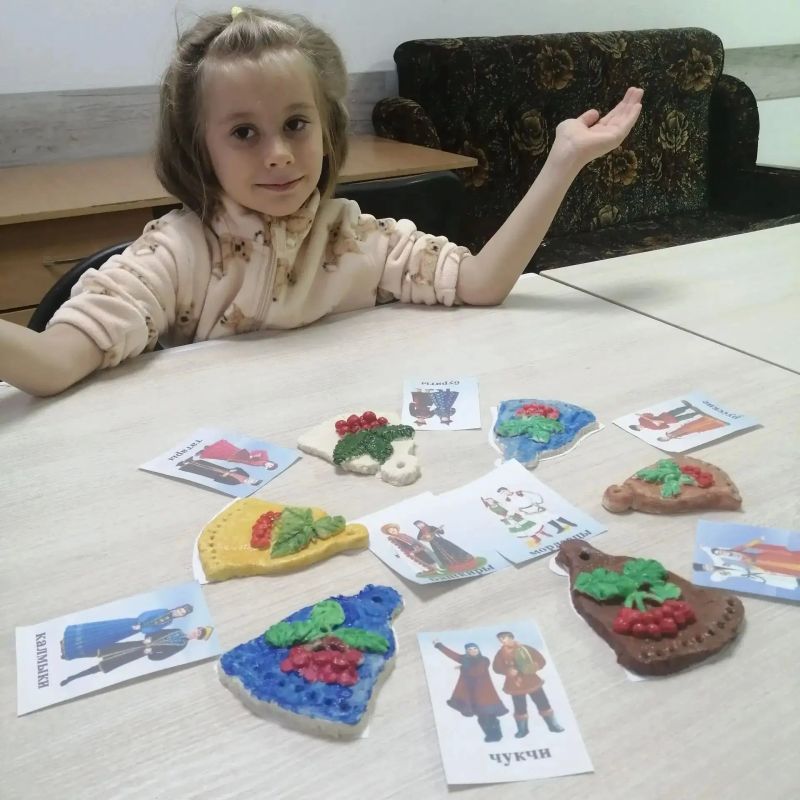 Колокольчик единства. В преддверии Дня народного единства в Ставропольском центре социальной помощи семье и детям не просто рассказывали о празднике, а создавали его символ своими руками Колокольчик единства. В преддверии Дня народного единства в Ставропольском центре социальной помощи семье и детям не просто рассказывали о празднике, а создавали его символ своими руками